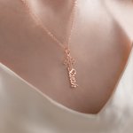 Collana personalizzata con il nome della Santa Croce Gioielli delicati Regalo di compleanno e anniversario per le donne