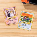 Gepersonaliseerde Schattige Pixel Paar Karakter TCG Klassieke Poke Kaart met Tekst en Houten Houder Bruiloft Valentijnsdag Verjaardagscadeau voor Paar