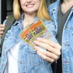 Gepersonaliseerde Schattige Pixel Paar Karakter TCG Klassieke Poke Kaart met Tekst en Houten Houder Bruiloft Valentijnsdag Verjaardagscadeau voor Paar