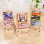 Gepersonaliseerde Schattige Pixel Paar Karakter TCG Klassieke Poke Kaart met Tekst en Houten Houder Bruiloft Valentijnsdag Verjaardagscadeau voor Paar