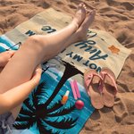 Personalisiertes Strandtuch zum Thema Ruhestand | mit Cartoon-Figur und Namen | schnelltrocknend | Sommerurlaub Abschied Geschenk für Kollegen Rentner