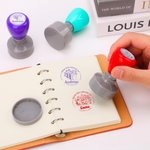 Gepersonaliseerde Multicolor Bloemen Boek Patroon Stempel met Tekst en Naam Lerarendag Lezen Motivatie Verjaardagscadeau voor leraren Boekenliefhebbers
