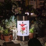 Personalisiertes Solarlicht Garten-Licht im Geburtsblumen- und Kreuz-Design mit Namen Garten Dekoration Taufe Geburtstag Geschenk für Damen Christen