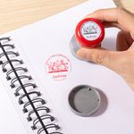 Gepersonaliseerde Multicolor Bloemen Boek Patroon Stempel met Tekst en Naam Lerarendag Lezen Motivatie Verjaardagscadeau voor leraren Boekenliefhebbers