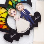 Personalisierte Cartoon Braut und Bräutigam Herzform Fenster hängenden Sonnenfänger mit Namen und Datum Home Decor Hochzeitstag Geschenk für Newlyweds