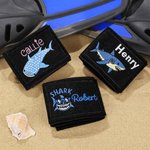 Henkilökohtainen monivärinen kirjailtu aurinkolasit Shark Scuba Diver BCD Identification Tag kanssa nimi Ocean Activities Syntymäpäivälahja sukelluksen ystäville