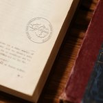 Spersonalizowany ręczny stempel do wytłaczania książek fantasy Dragon z tytułem i imieniem Urodzinowy prezent dla moli książkowych