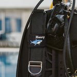 Henkilökohtainen monivärinen kirjailtu aurinkolasit Shark Scuba Diver BCD Identification Tag kanssa nimi Ocean Activities Syntymäpäivälahja sukelluksen ystäville