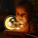Personalisert LED-nattlys i skyform med tegneseriefigur og trebunn og navn Barnehagedekorasjon Bursdagsgave til babyer