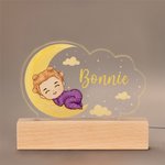 Personalisert LED-nattlys i skyform med tegneseriefigur og trebunn og navn Barnehagedekorasjon Bursdagsgave til babyer