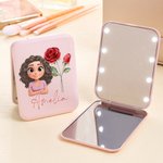 Personalisierte Geburt Blume Cartoon Charakter Double-Sided Make-up Spiegel mit LED-Licht Geburtstag Brautjungfer Geschenk für Frauen Mädchen