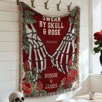 Spersonalizowany miękki koc z frędzlami z imieniem i frędzlami w stylu gotyckim do dekoracji domu Prezent na Halloween dla miłośników gotyku