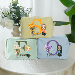 Gepersonaliseerde Geboorte Bloem Initiaal Cartoon Karakter Veelkleurig Gestreept Make-up Tasje met Naam Travel Essentials Bruiloft Verjaardagscadeau voor vrouwen