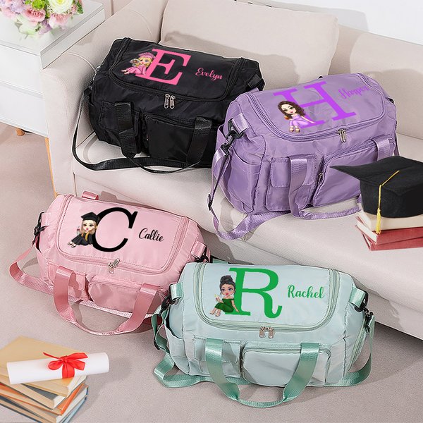 Sac de Voyage Personnalisé avec Personnage Initiale et Nom Accessoire à Bandoulière Multi-compartiments  Cadeau de Fin d’Études pour Diplômés