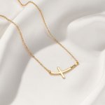 Personalisierte seitlich gebogene Kreuz Halskette mit Namen zierlichen Schmuck Geburtstag Jahrestag Kommunion Geschenk für Frauen