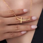 Personalisierte seitlich gebogene Kreuz Halskette mit Namen zierlichen Schmuck Geburtstag Jahrestag Kommunion Geschenk für Frauen