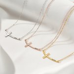 Personalisierte seitlich gebogene Kreuz Halskette mit Namen zierlichen Schmuck Geburtstag Jahrestag Kommunion Geschenk für Frauen