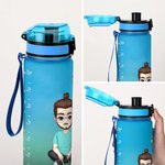 Personalisierte Cartoon-Charakter Geburtsblume Sport-Trinkflasche mit Skala und Namen 1000 ml Geburtstag Geschenk für Familie