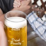Personalisierte Faust Design lustigen Text 16,6 oz Bierglas mit Namen und Griff Cheers Herausforderung Bar Spiel Oktoberfest Geschenk für Familie Freunde Bierliebhaber