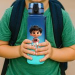 Botella de agua deportiva personalizada con nombre de personaje de fútbol de dibujos animados, tapa abatible y correa Regalo de cumpleaños para los amantes del fútbol y el gimnasio