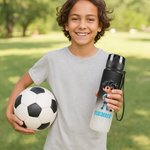 Botella de agua deportiva personalizada con nombre de personaje de fútbol de dibujos animados, tapa abatible y correa Regalo de cumpleaños para los amantes del fútbol y el gimnasio