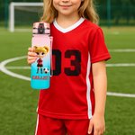 Botella de agua deportiva personalizada con nombre de personaje de fútbol de dibujos animados, tapa abatible y correa Regalo de cumpleaños para los amantes del fútbol y el gimnasio