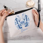 Borsa per il trucco personalizzata in lino blu a forma di farfalla con nome e cinturino da polso Regalo essenziale di matrimonio e compleanno per damigelle d'onore femminili
