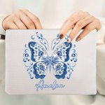 Borsa per il trucco personalizzata in lino blu a forma di farfalla con nome e cinturino da polso Regalo essenziale di matrimonio e compleanno per damigelle d'onore femminili