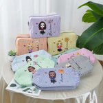Beauty case personalizzato con fiore di nascita e personaggio multicolore a righe con nome e cerniera perfetta per viaggi regalo per donne