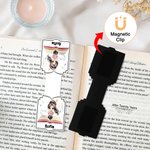 Clip magnético personalizado para marcapáginas con el nombre y el título de un simpático personaje de dibujos animados sentado para los amantes de los libros.