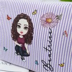 Beauty case personalizzato con fiore di nascita e personaggio multicolore a righe con nome e cerniera perfetta per viaggi regalo per donne