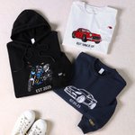 Personalizada Iconic Car Motocycle Bordado Foto Camiseta Sudadera Sudadera con capucha con texto Cumpleaños Aniversario Regalo para los propietarios de automóviles