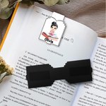 Clip magnético personalizado para marcapáginas con el nombre y el título de un simpático personaje de dibujos animados sentado para los amantes de los libros.