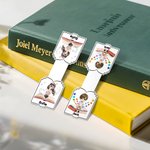 Clip magnético personalizado para marcapáginas con el nombre y el título de un simpático personaje de dibujos animados sentado para los amantes de los libros.