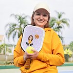 Henkilökohtainen sarjakuva tyttö syntymä kukka vetoketju Pickleball mela suojaava kansi nimi ja roikkuu Clip syntymäpäivälahja Pickleball ystäville Pickleball Lovers