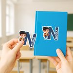 Adesivi impermeabili personalizzati con personaggio iniziale e nome contorno ritagliato regalo di compleanno o ritorno a scuola per ragazzi