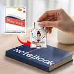Clip magnético personalizado para marcapáginas con el nombre y el título de un simpático personaje de dibujos animados sentado para los amantes de los libros.
