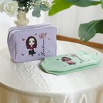 Beauty case personalizzato con fiore di nascita e personaggio multicolore a righe con nome e cerniera perfetta per viaggi regalo per donne