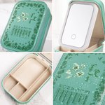 Spersonalizowane pudełko na biżuterię z lusterkiem do makijażu LED Toile De Jouy Birth Flower Bible Chapter Name Pudełko na biżuterię ze skóry PU z lusterkiem do makijażu LED Prezent urodzinowy dla ch