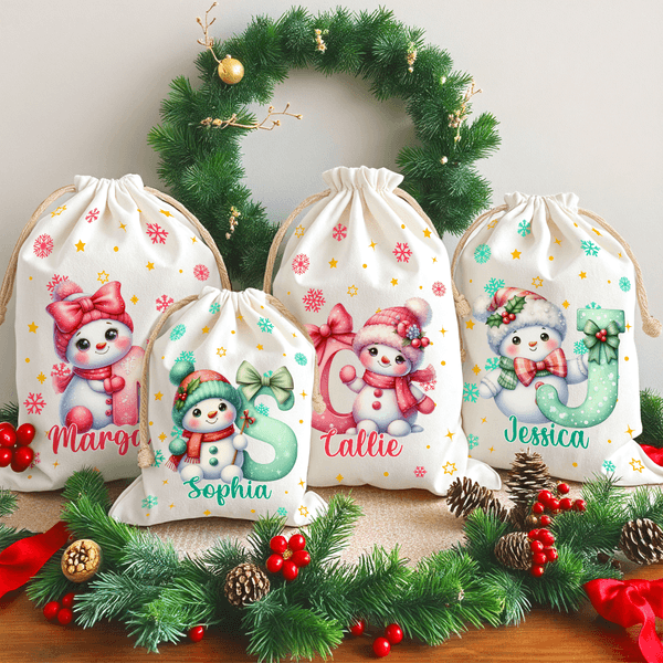 Gepersonaliseerde Schattige Cartoon Sneeuwpop met Kerstmuts Initiaal Canvas Trekkoord Cadeautas met Naam Kerstcadeau voor Familie en Vrienden