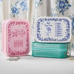 Spersonalizowane pudełko na biżuterię z lusterkiem do makijażu LED Toile De Jouy Birth Flower Bible Chapter Name Pudełko na biżuterię ze skóry PU z lusterkiem do makijażu LED Prezent urodzinowy dla ch