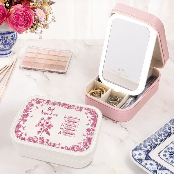 Spersonalizowane pudełko na biżuterię z lusterkiem do makijażu LED Toile De Jouy Birth Flower Bible Chapter Name Pudełko na biżuterię ze skóry PU z lusterkiem do makijażu LED Prezent urodzinowy dla ch