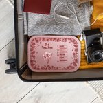 Spersonalizowane pudełko na biżuterię z lusterkiem do makijażu LED Toile De Jouy Birth Flower Bible Chapter Name Pudełko na biżuterię ze skóry PU z lusterkiem do makijażu LED Prezent urodzinowy dla ch
