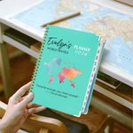 Spersonalizowana Mapa Podróży 2026 Planner A5 Kalendarz Planner Notatnik z imieniem i tytułem Podróżniczy prezent rocznicowy dla podróżników Absolwenci