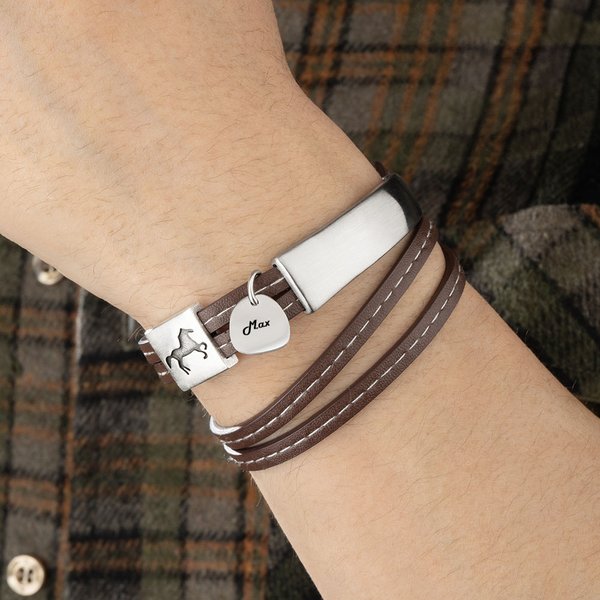 Personlig läderarmband med västerns tema dubbelring och namnplåt perfekt födelsedagspresent för hästälskare och hästägare