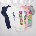 Chemise d'enfant personnalisée avec nom en coton Paisley Doodle Letter Cadeau d'anniversaire de douche de bébé pour nourrisson