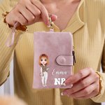 Personalizado Cartoon Character Tri-Fold PU Leather Wallet con Nombre y Ocupación Graduación Apreciación Regalo para Enfermera Médico Estudiante