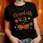 Spersonalizowana miękka koszulka z imieniem i nazwiskiem Cherry Bow Pumpkin do noszenia na co dzień Upiorny prezent na Halloween dla przyjaciela rodziny