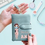 Personalizado Cartoon Character Tri-Fold PU Leather Wallet con Nombre y Ocupación Graduación Apreciación Regalo para Enfermera Médico Estudiante
