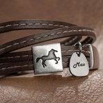 Personlig läderarmband med västerns tema dubbelring och namnplåt perfekt födelsedagspresent för hästälskare och hästägare
